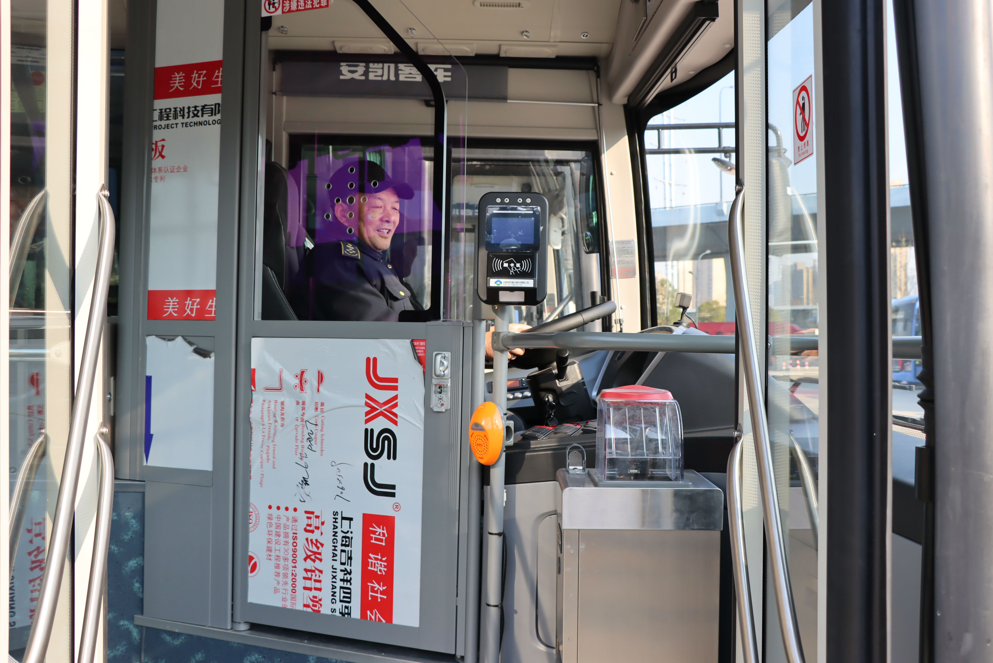 1.8经开公交添20辆新车2.jpg